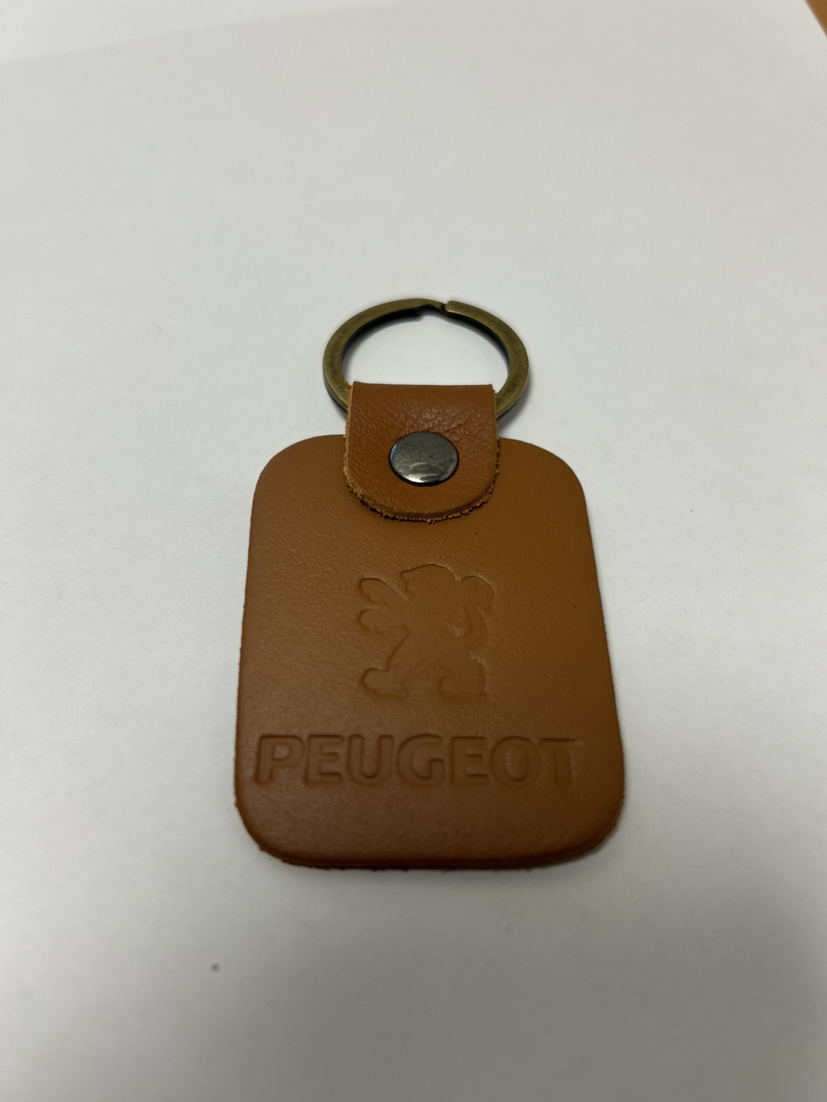 Брелок шкіряний з тисненим логотипом Peugeot, коричневий (42594)